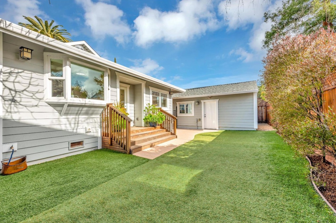 3330 Alameda De Las Pulgas, Menlo Park CA  94025-6561 exterior