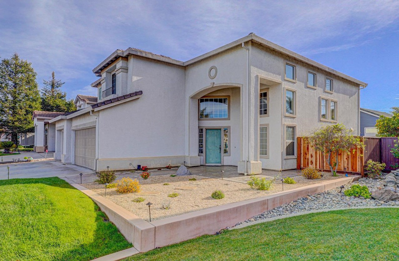 2 Whitman Cir, Salinas, CA 93906-5309