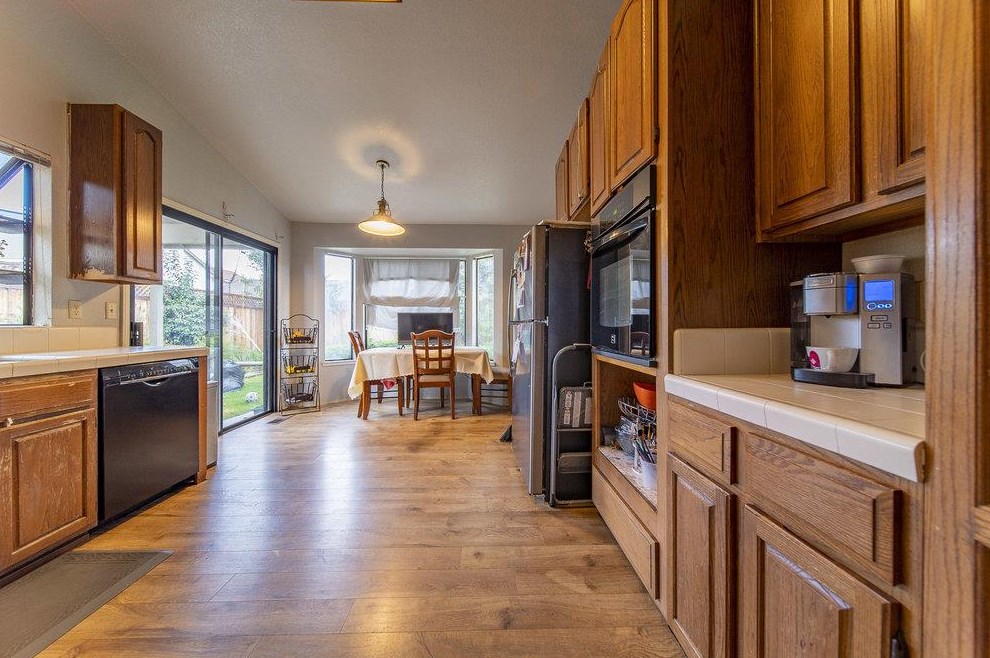 1191 Versailles Dr, Hollister, CA 95023
