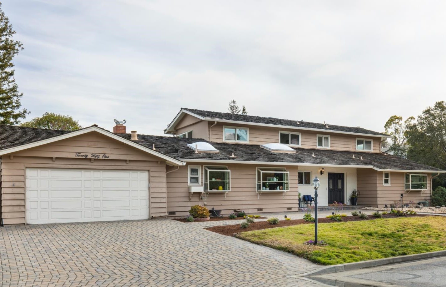 2051 Robinhood Ln, Los Altos, CA 94024