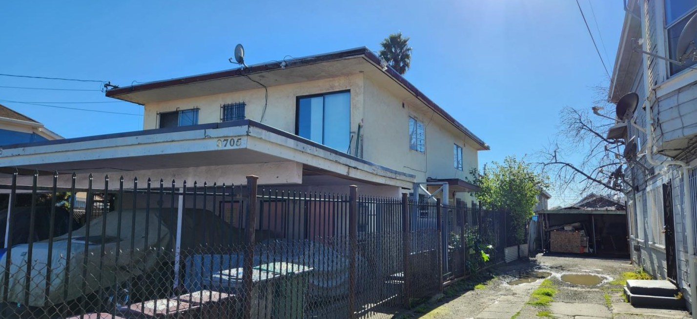 9705 D St, Oakland, CA 94603