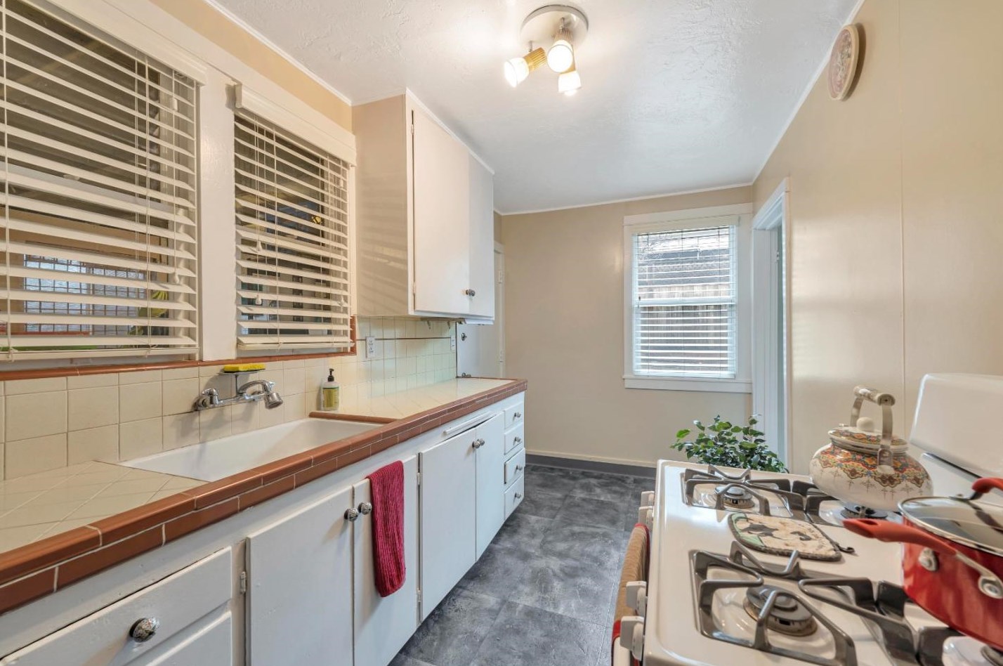 855 W Main Ave, Morgan Hill, CA 95037