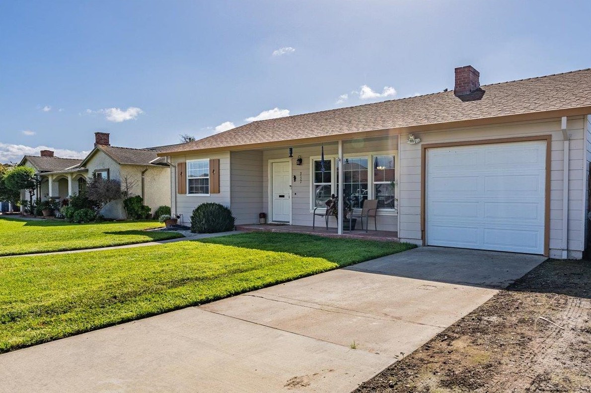 237 Loma Dr, Salinas, CA 93906-3311