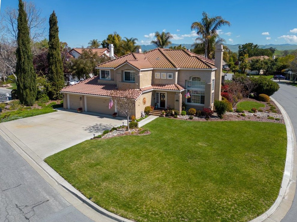 32 Maries Ct, Hollister, CA 95023