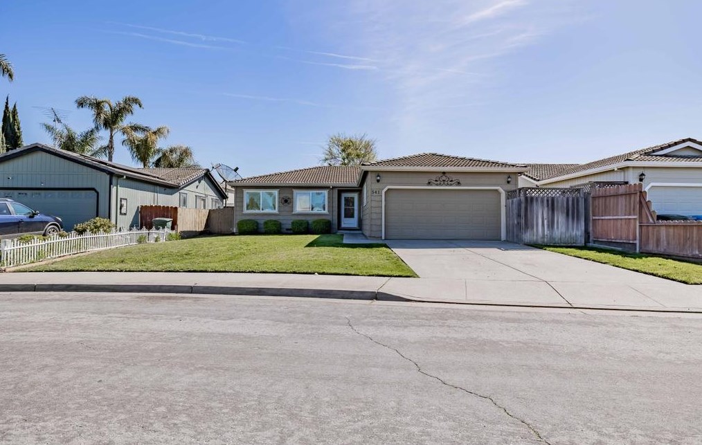 541 Spring Dr, Hollister, CA 95023