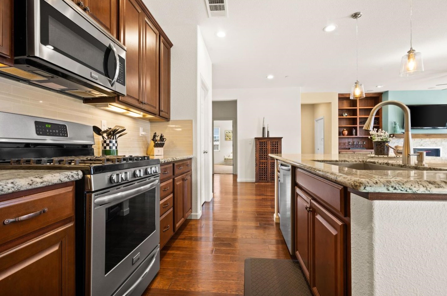 2019 Harry Lorenzo Ave, Woodland CA  95776 exterior