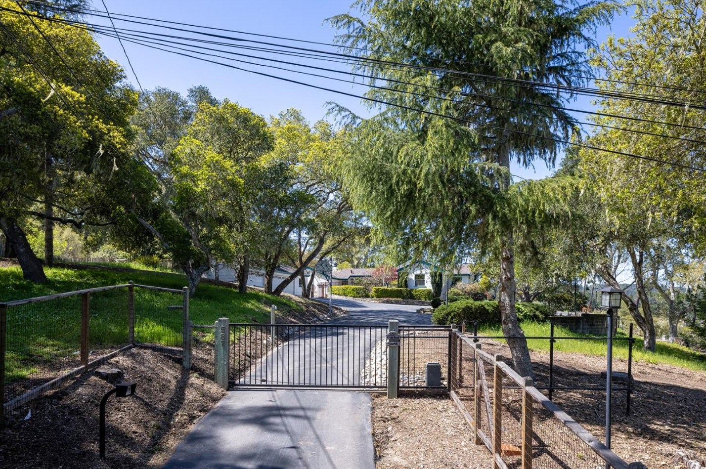 587 Viejo Rd, Carmel, CA 93923