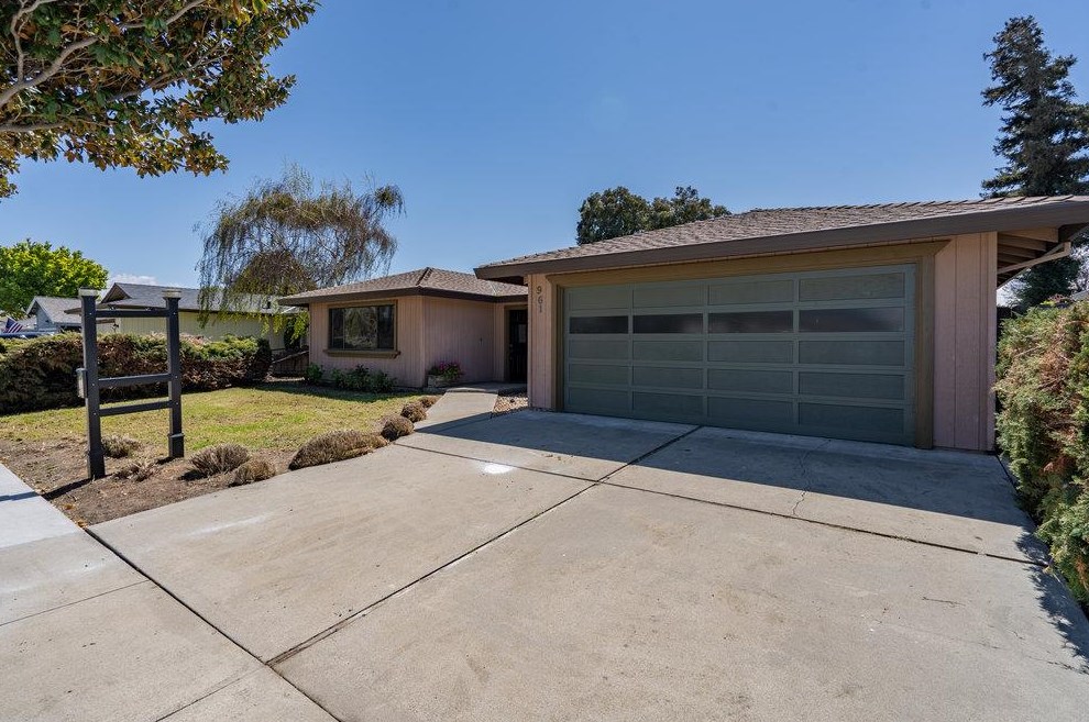 961 Plum Ct, Hollister, CA 95023