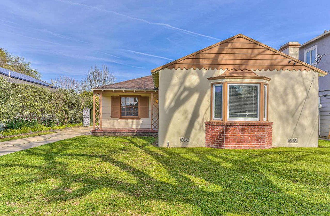 525 Riker St, Salinas, CA 93901-2517