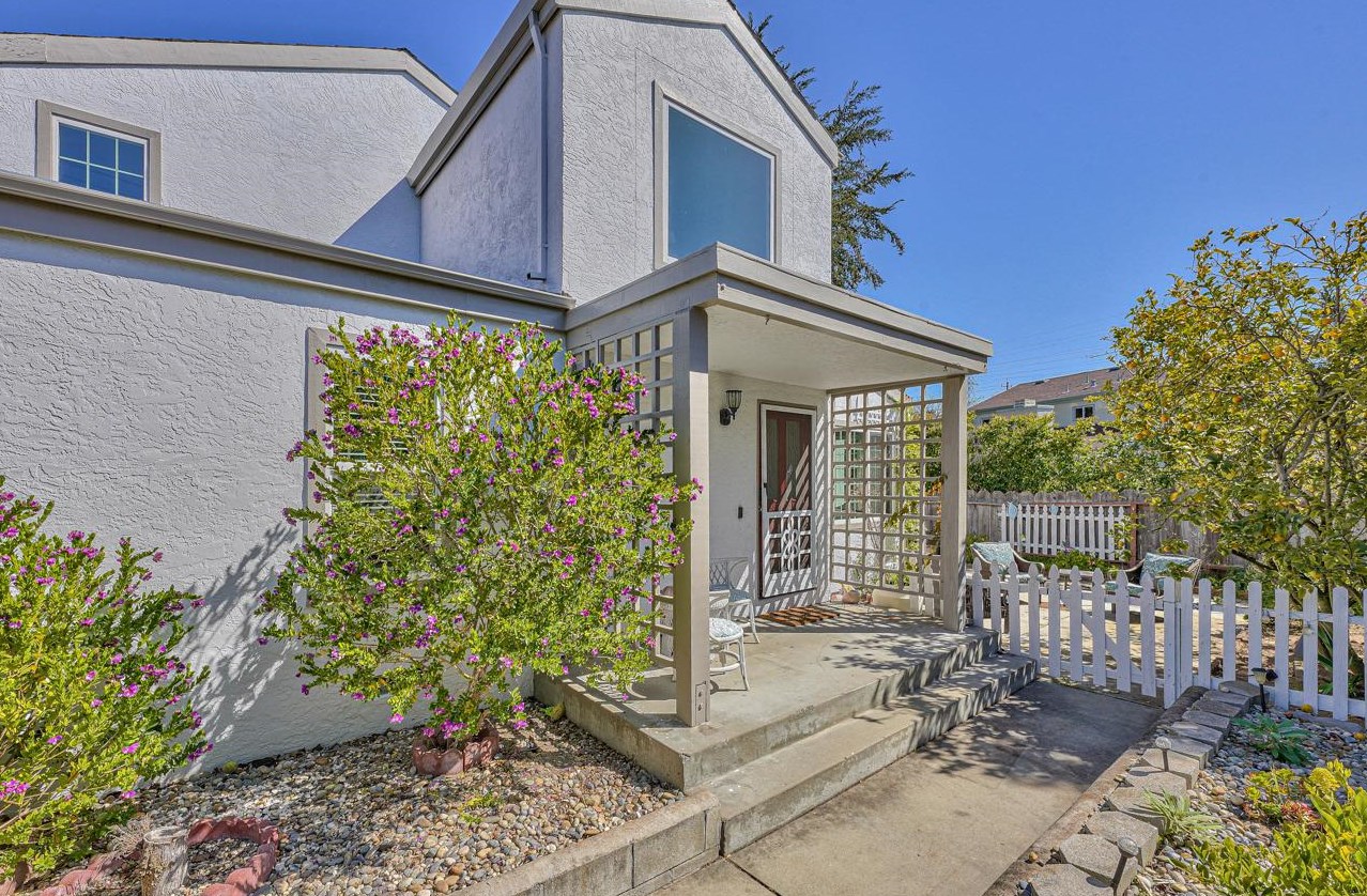 1 Primrose Cir, Seaside, CA 93955-4131