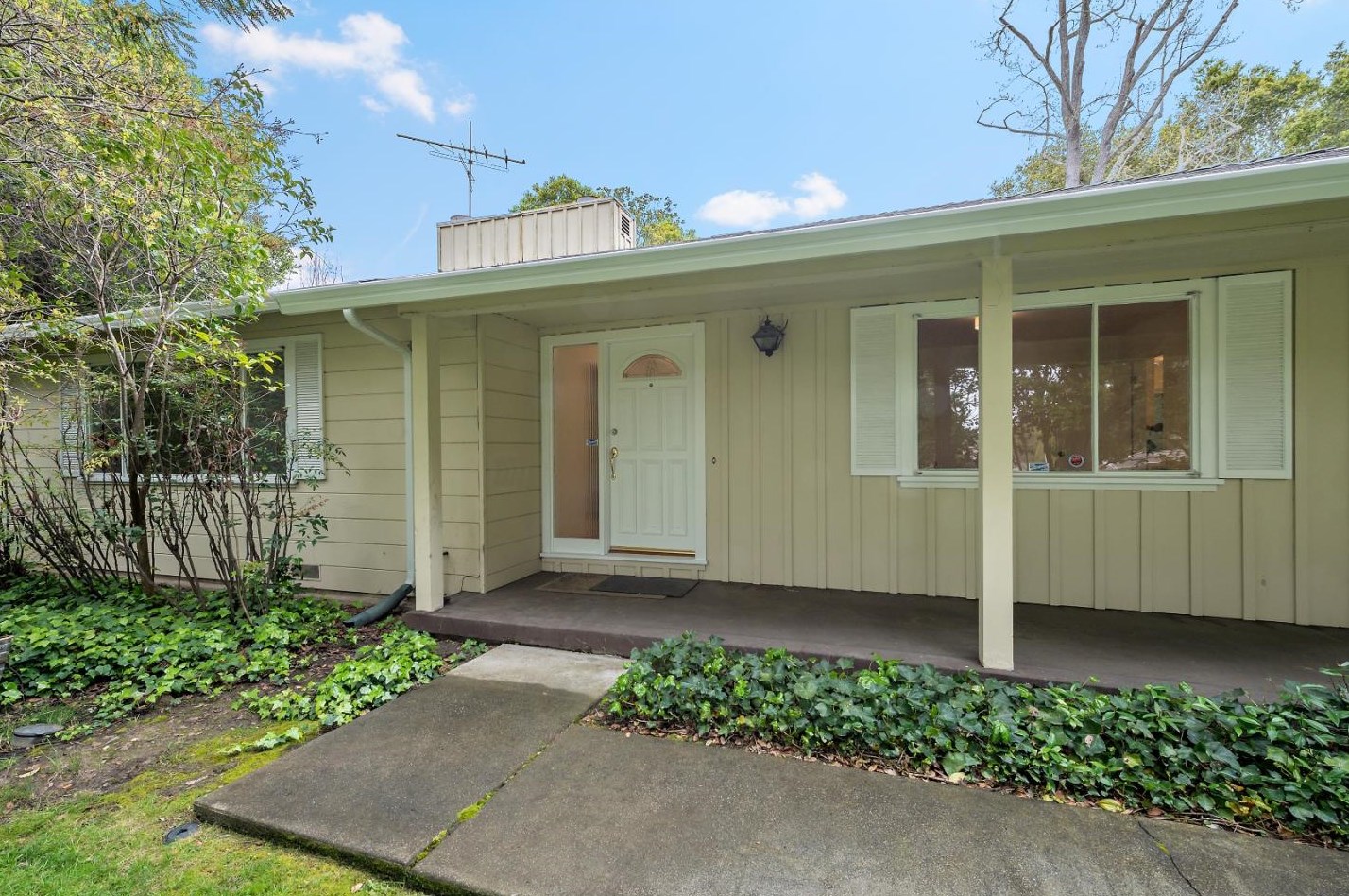 96 Edge Rd, Menlo Park, CA 94027-2226