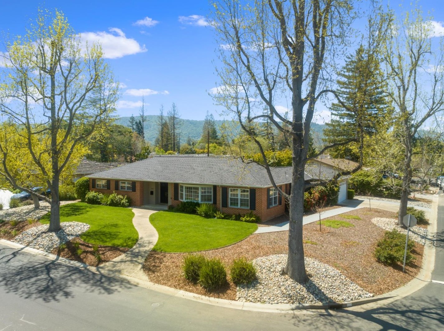 209 Old Adobe Rd, Los Gatos, CA 95032