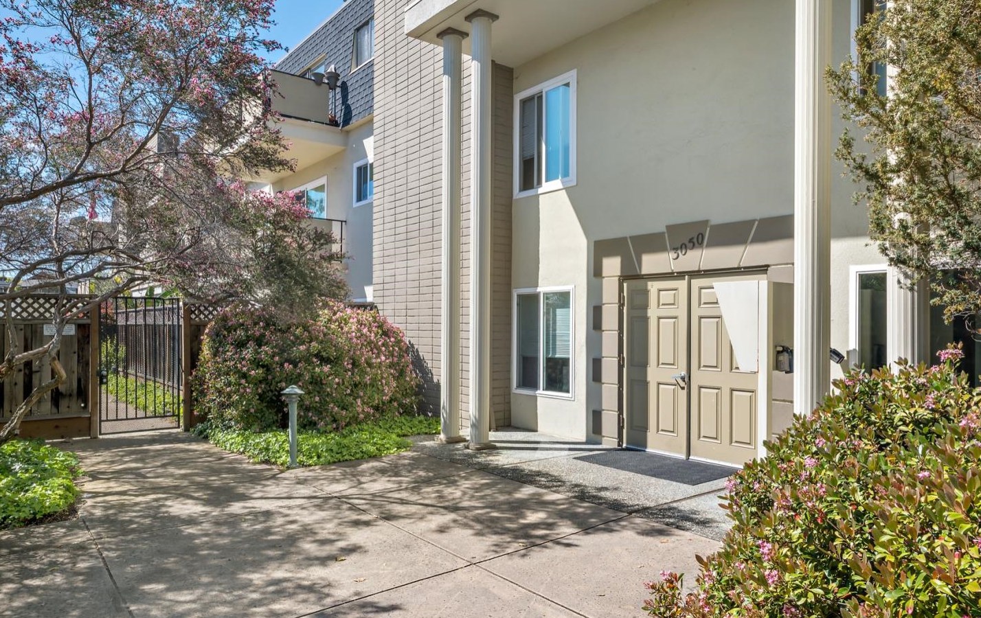 3050 Los Prados St, San Mateo CA  94403-2066 exterior