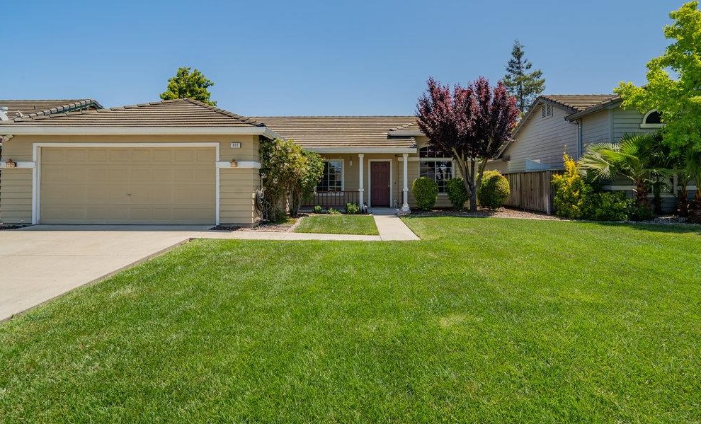 901 Paseo Dr, Hollister, CA 95023