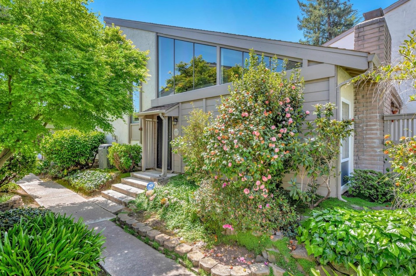 19905 Vineyard Ln, Saratoga, CA 95070