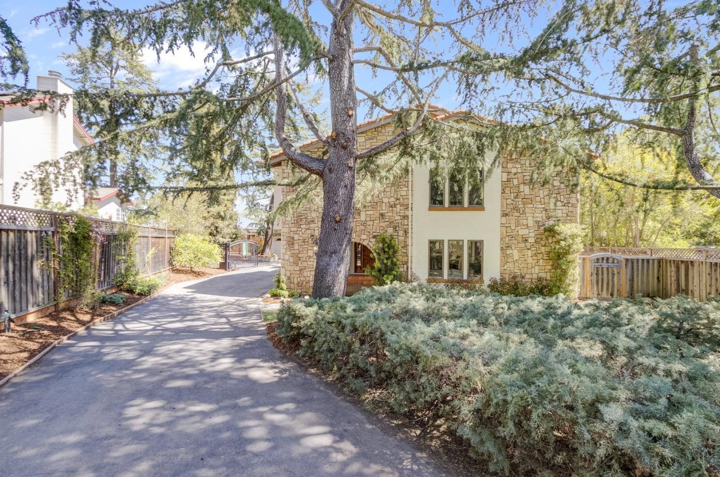 370 Quinnhill Rd, Los Altos, CA 94024