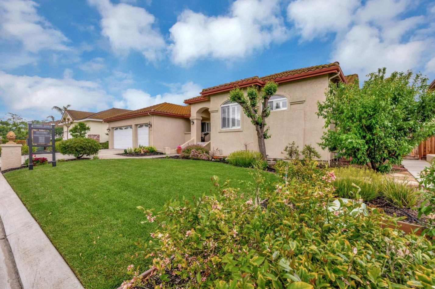 945 Paullus Dr, Hollister, CA 95023