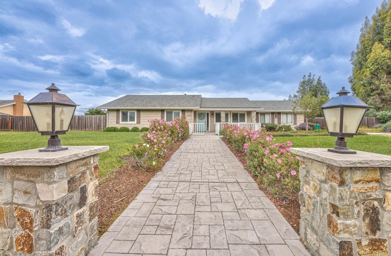 18685 Ranchito Del Rio Dr, Salinas, CA 93908-9680