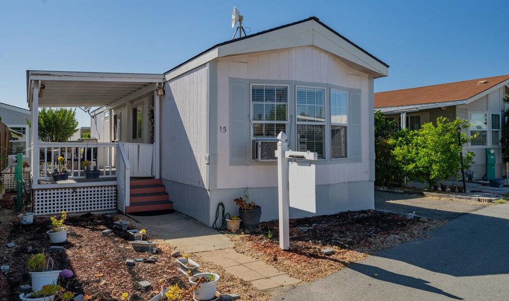 2900 Fairview Rd 15, Hollister, CA 95023