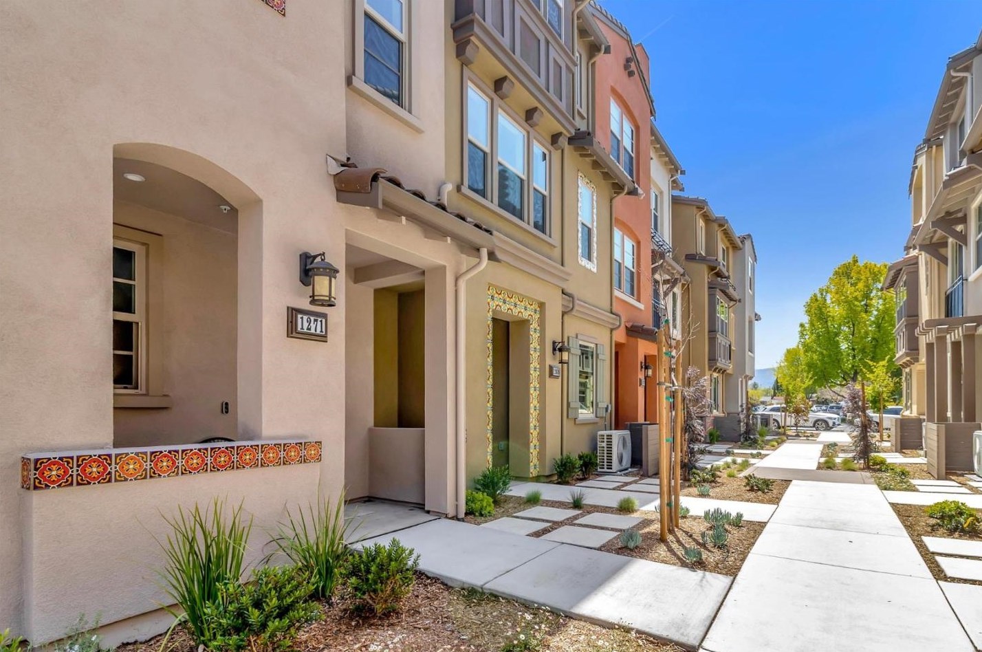1369 W Middlefield Rd, Mountain View, CA 94043