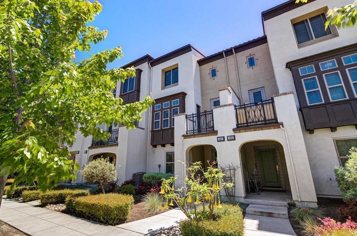 107 Fairchild Dr, Mountain View, CA 94043