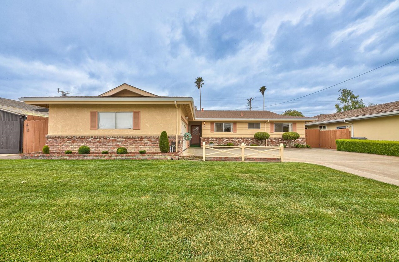 749 Bellarmine Dr, Salinas, CA 93901-1108