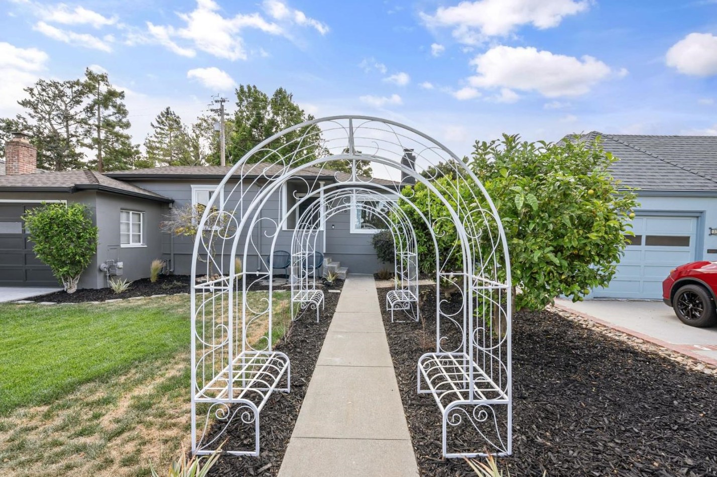 3516 Orinda Dr, San Mateo, CA 94403-2944