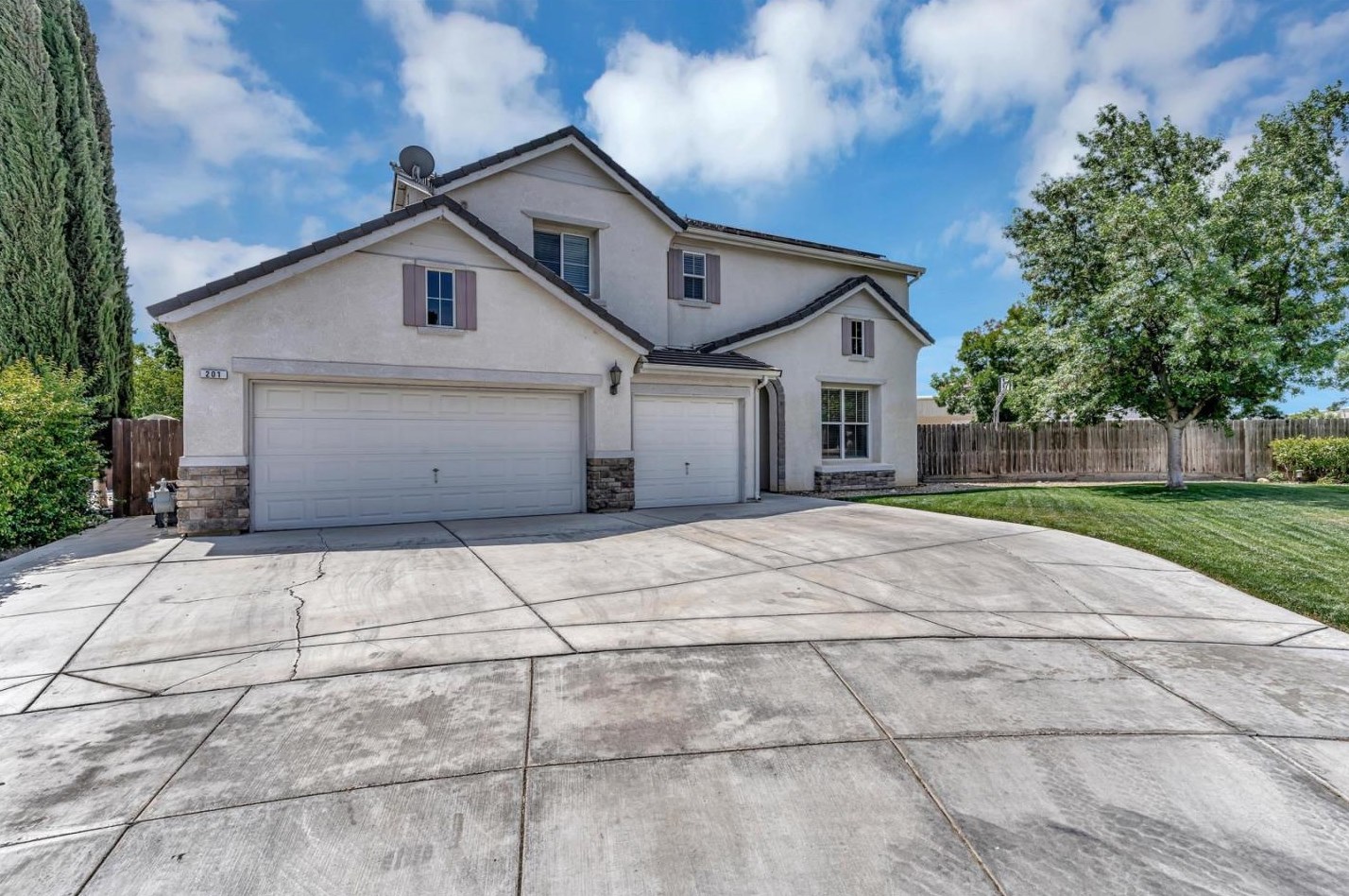 201 Honeybell Ct, Los Banos, CA 93635