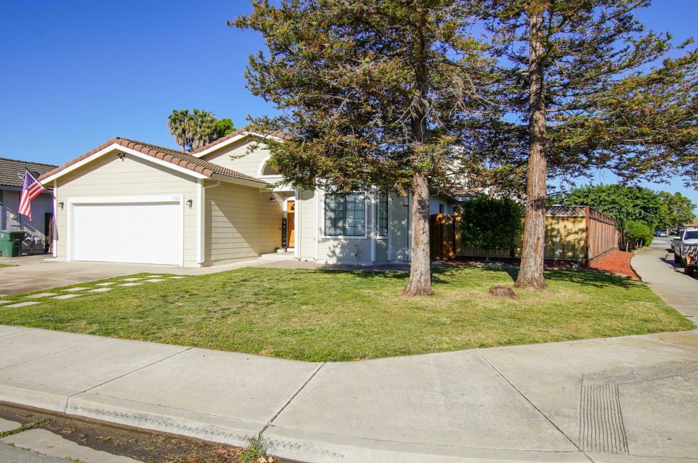 1300 Versailles Dr, Hollister, CA 95023