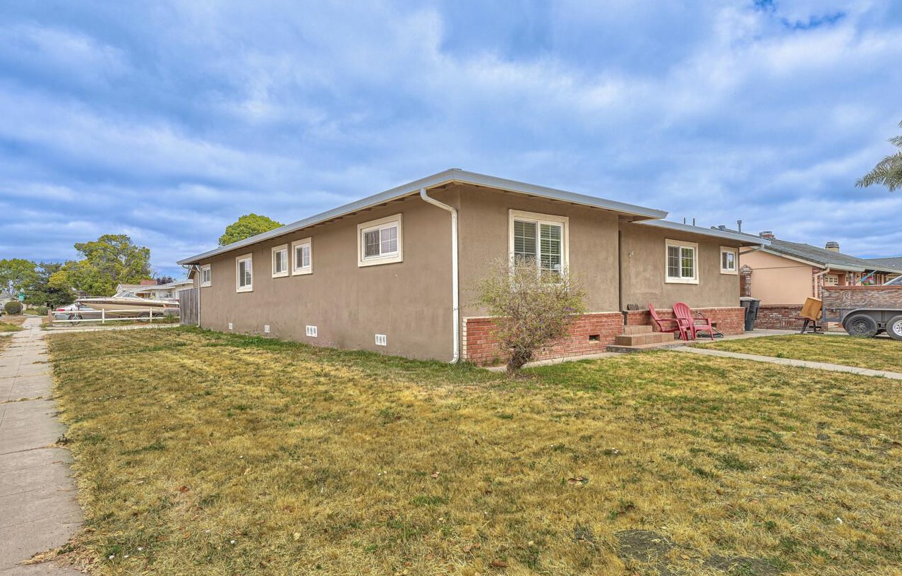 1254 Monroe St, Salinas, CA 93906-2735