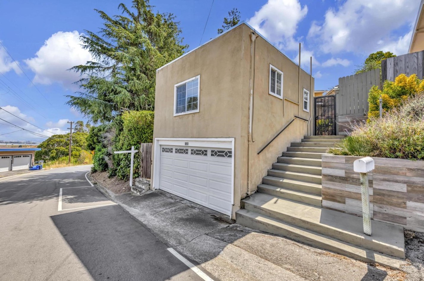 135 Humboldt Rd, Brisbane, CA 94005-1302