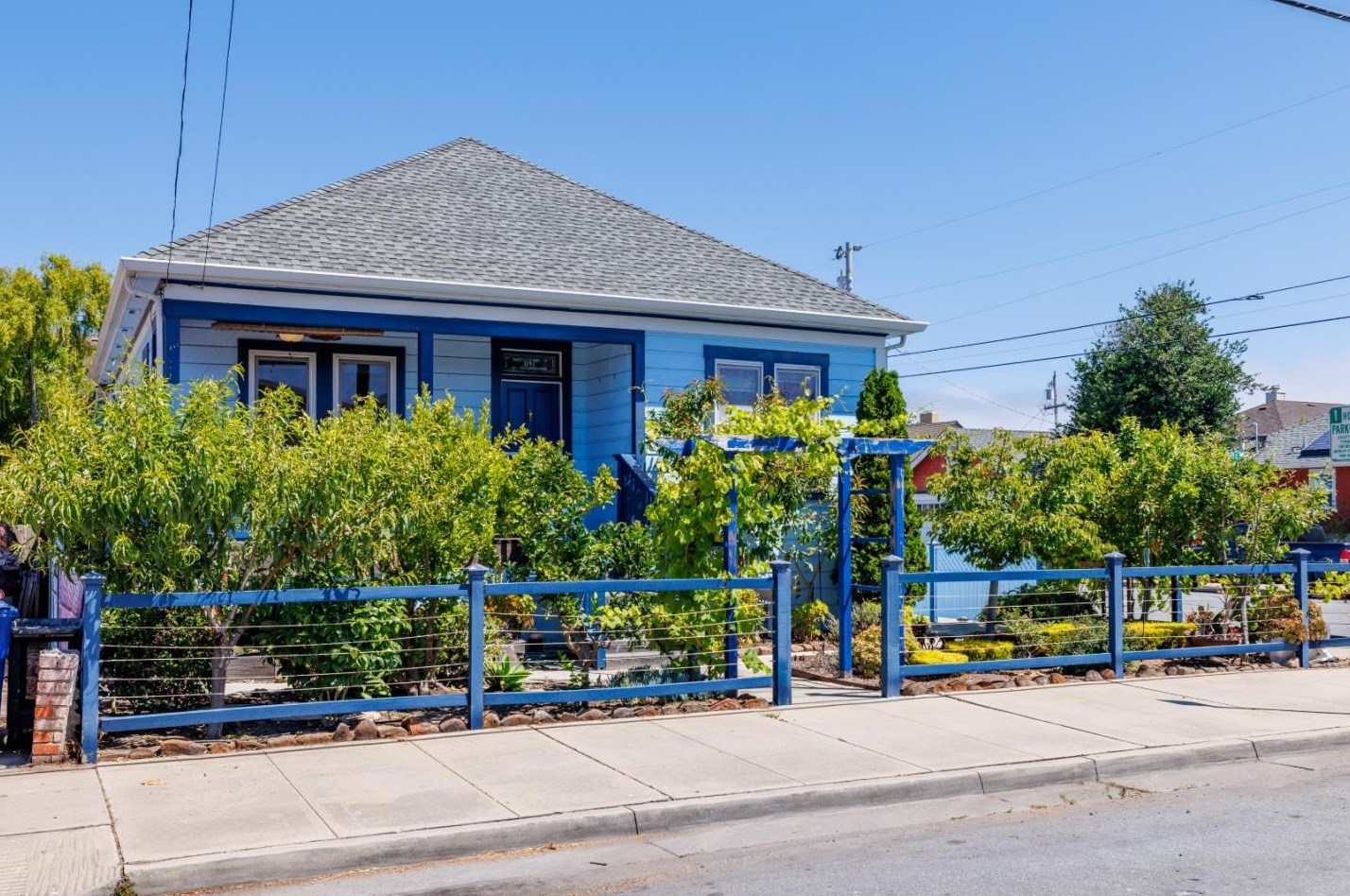 1195 8th St, Monterey, CA 93940-3603