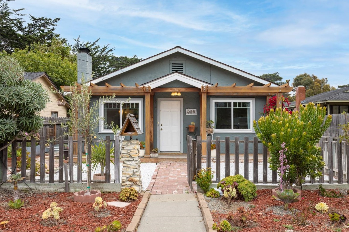 325 Hannon Ave, Monterey, CA 93940-3864