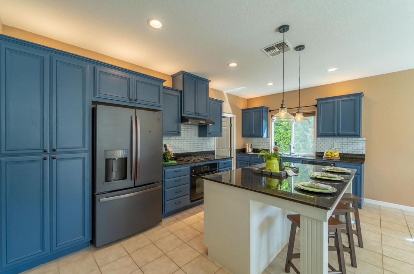 2275 Ravenbrook Ln, Manteca CA  95336-8329 exterior