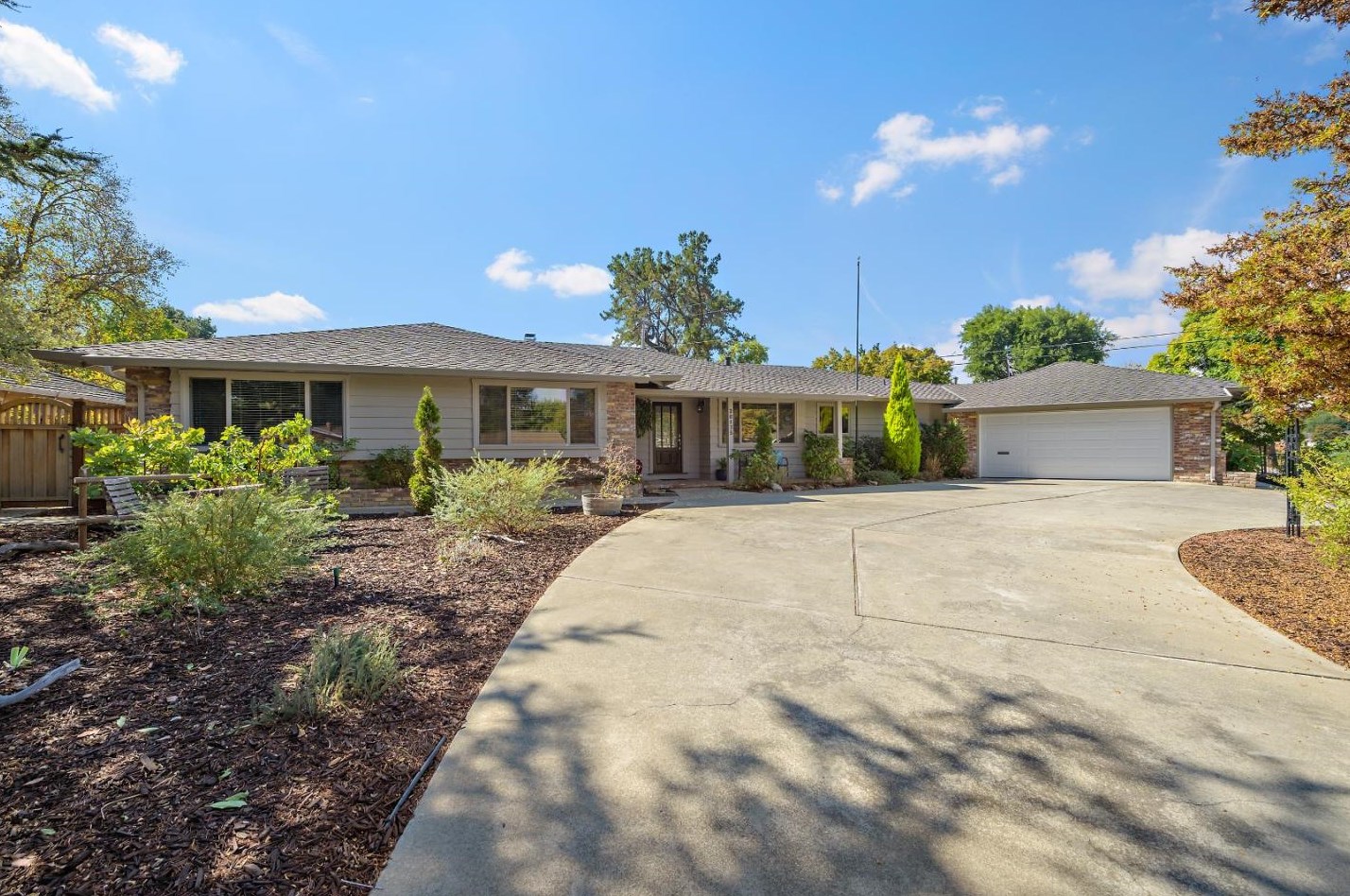 20135 Chateau Dr, Saratoga, CA 95070