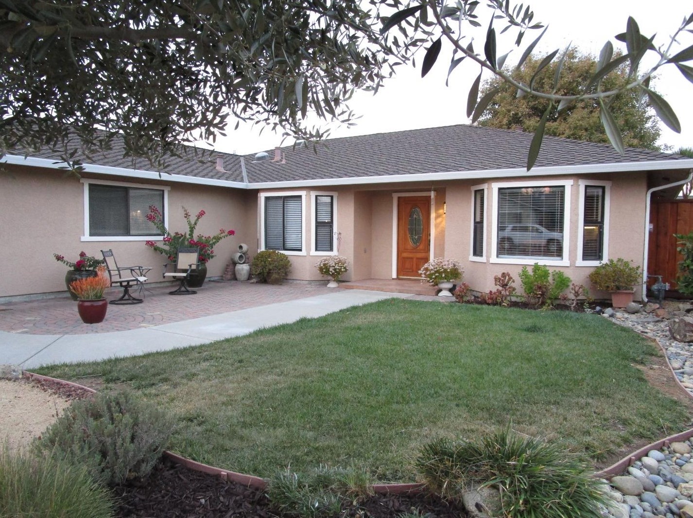 1040 Trinity Dr, Hollister, CA 95023