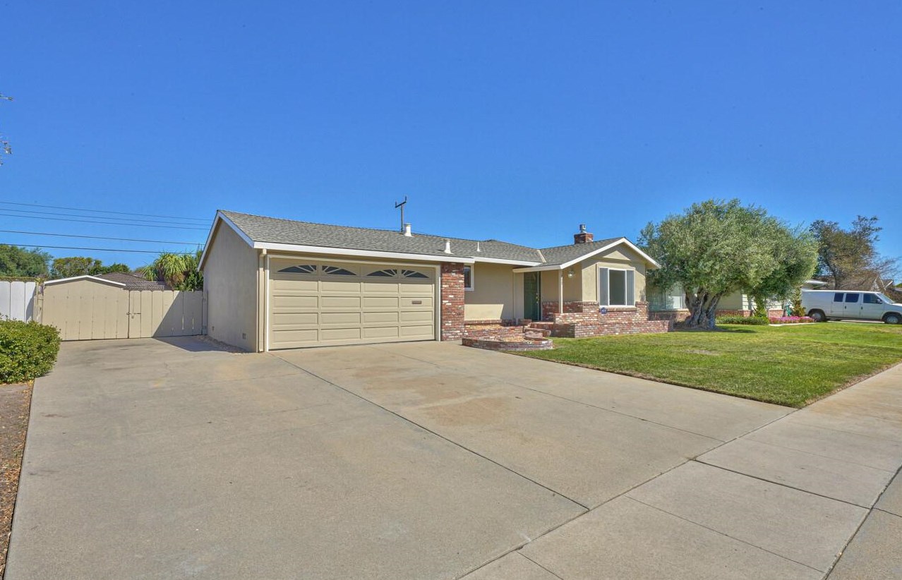 215 Encinada Dr, Salinas, CA 93901-2913