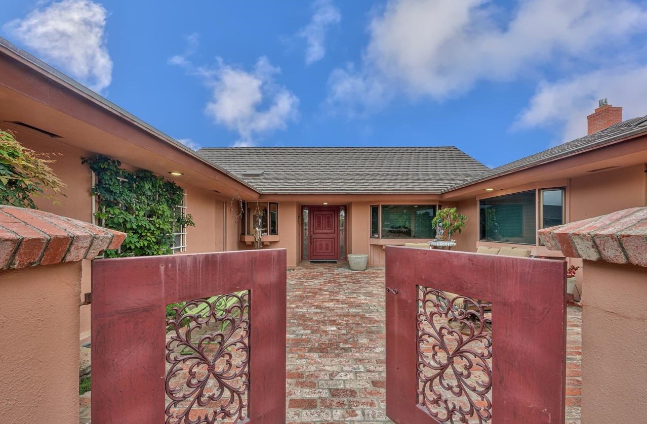 34 La Mirada Ct, Salinas, CA 93901-3857