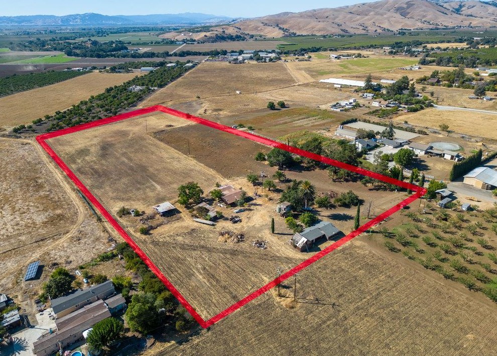 830 Foothill Rd, Hollister, CA 95023