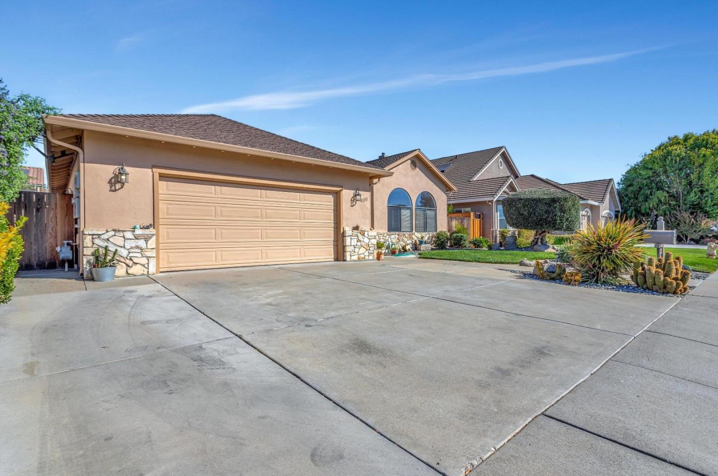 400 Tina Dr, Hollister, CA 95023