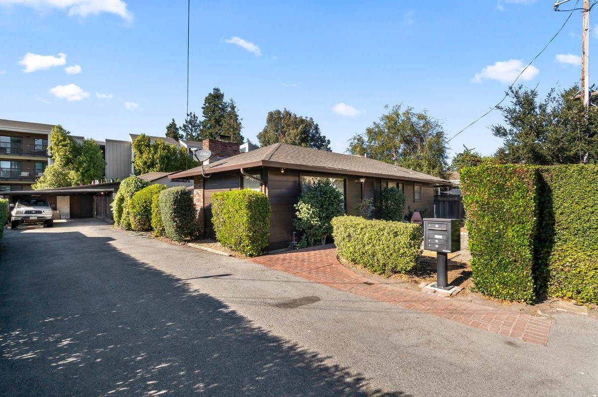 42 Oakwood Dr, Redwood City, CA 94061