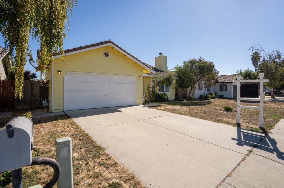 631 Spring Dr, Hollister, CA 95023
