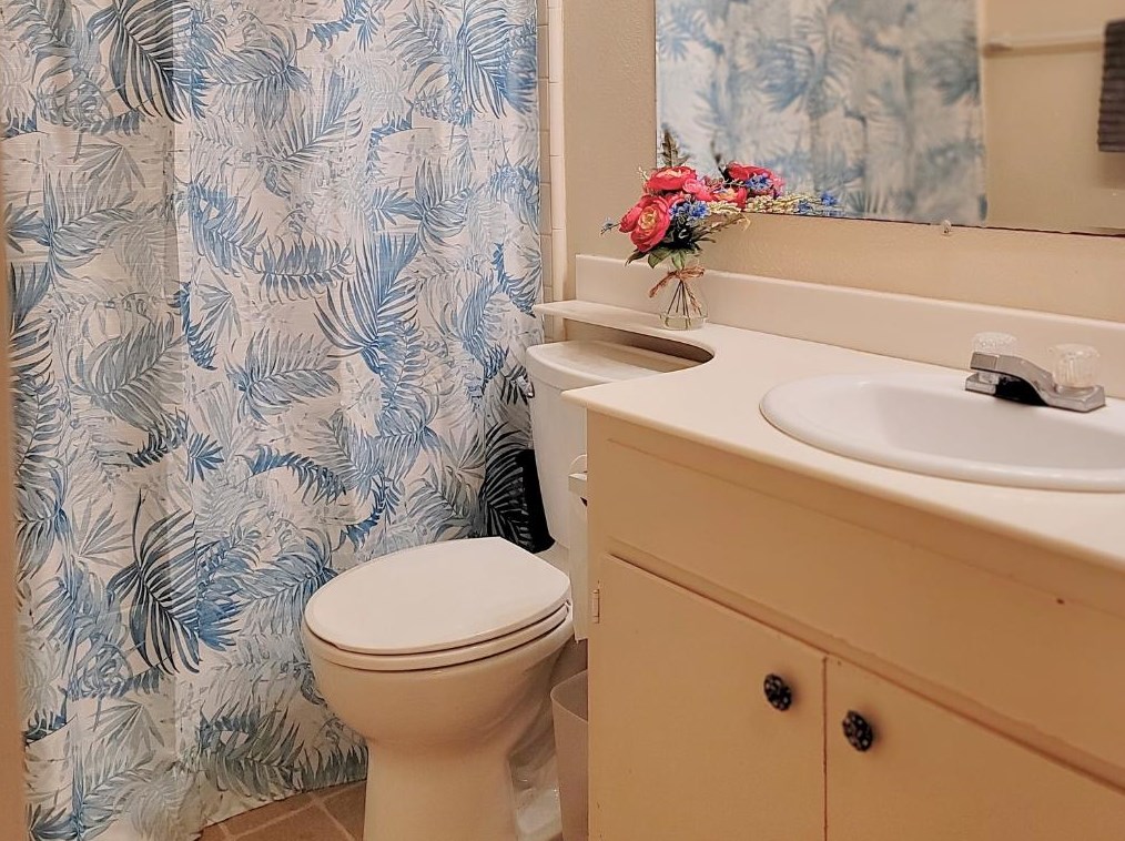 1686 Cherokee Dr, Salinas CA  93906-2326 exterior