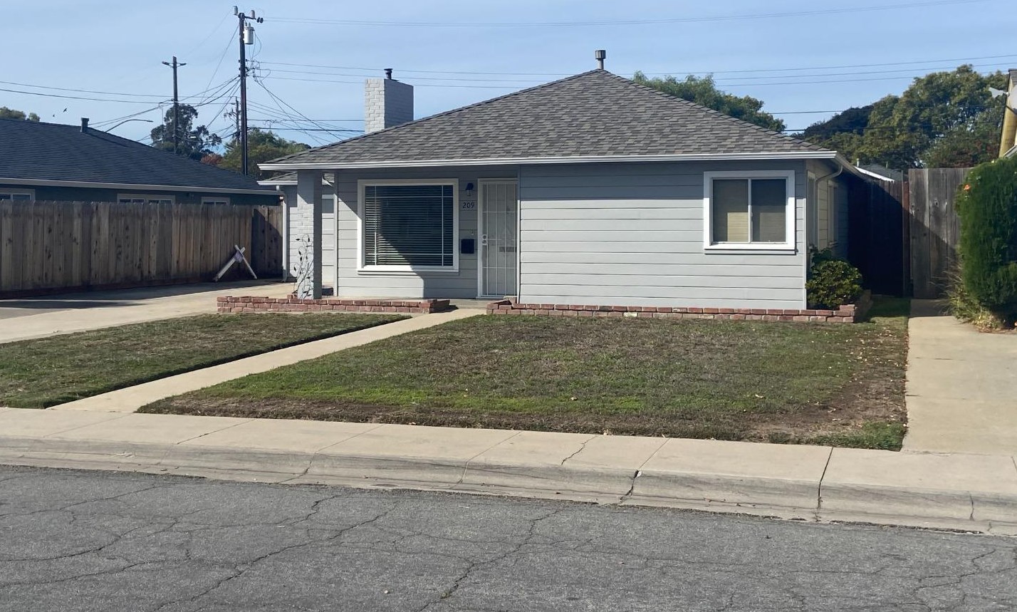 209 Angelus Dr, Salinas, CA 93906-3301
