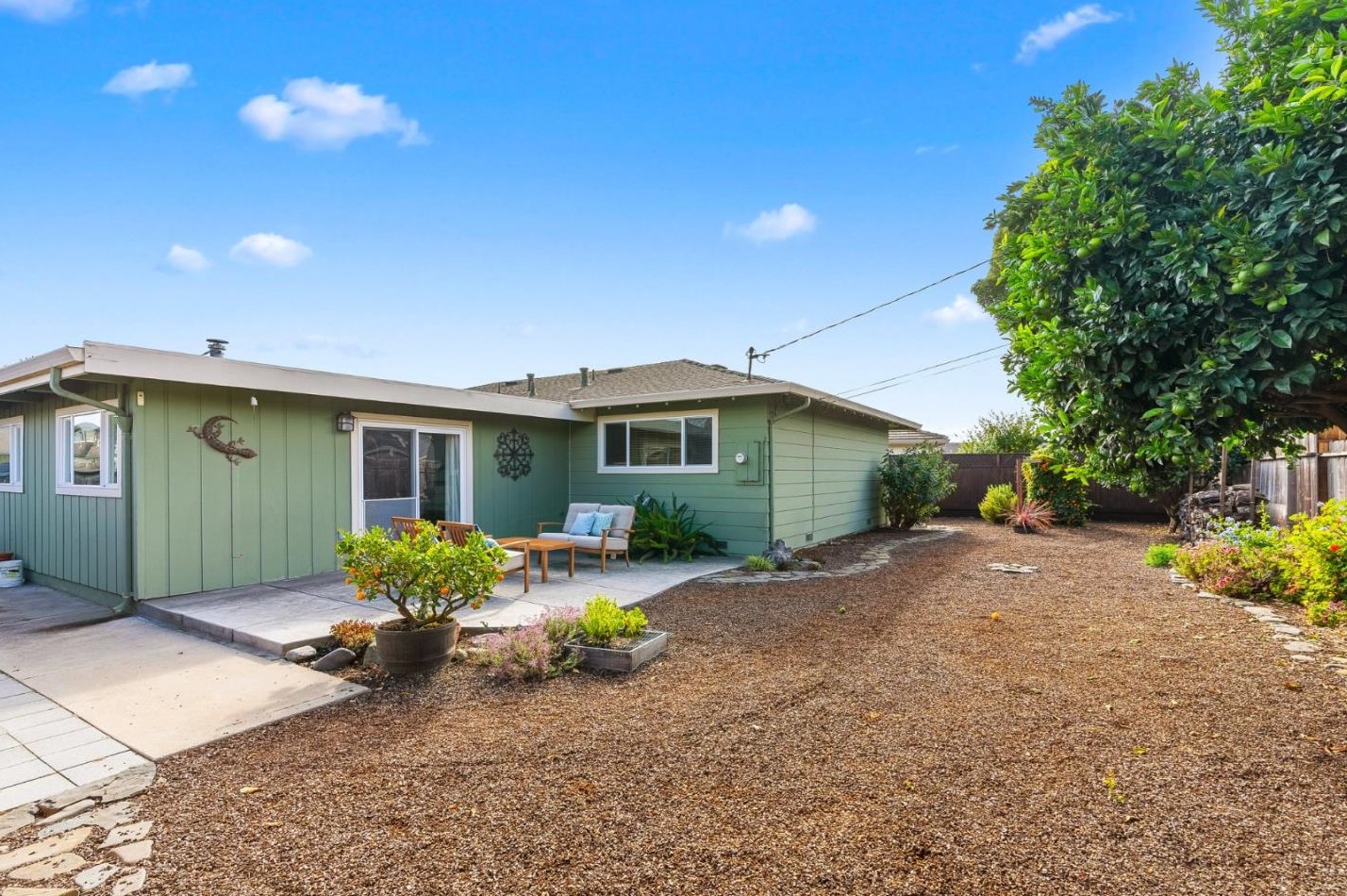 780 Bellarmine Dr, Salinas CA  93901-1109 exterior