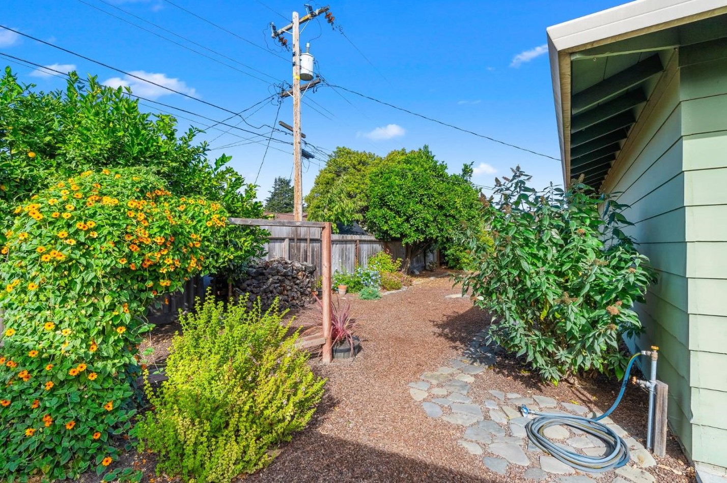 780 Bellarmine Dr, Salinas CA  93901-1109 exterior