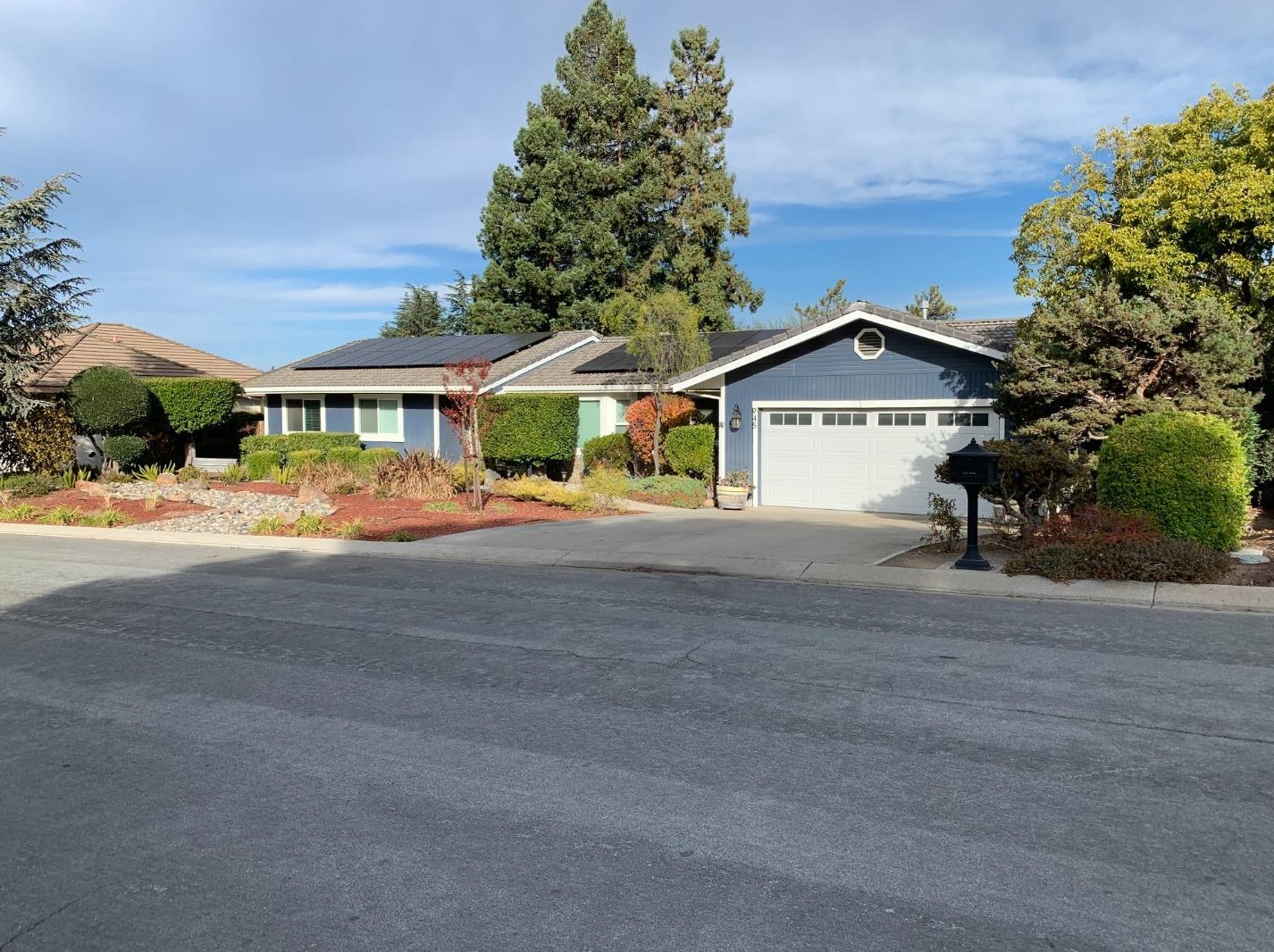 945 Lanini Dr, Hollister, CA 95023