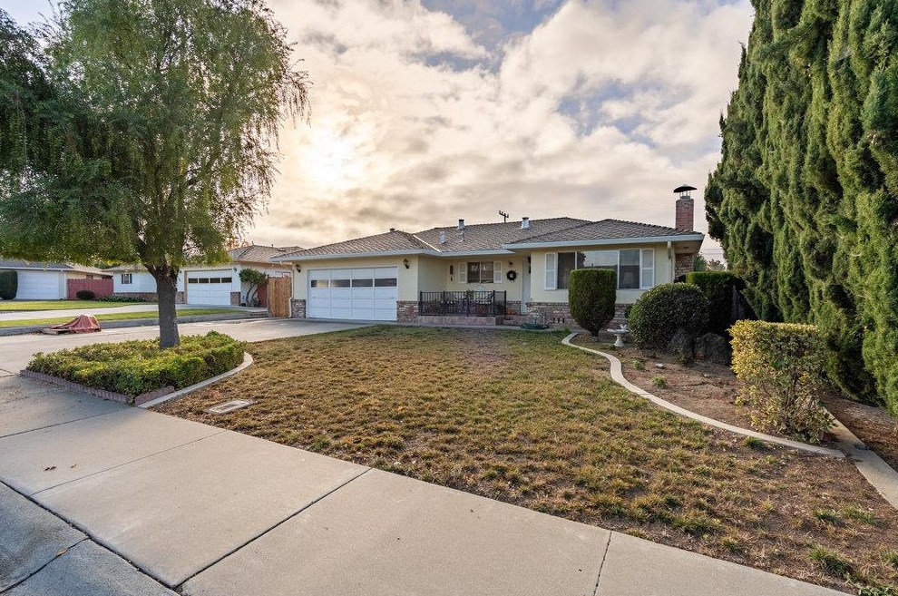 1341 Loma Vista Dr, Hollister, CA 95023
