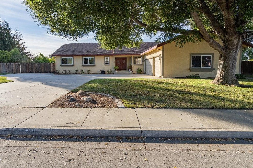 190 Kane Dr, Hollister, CA 95023