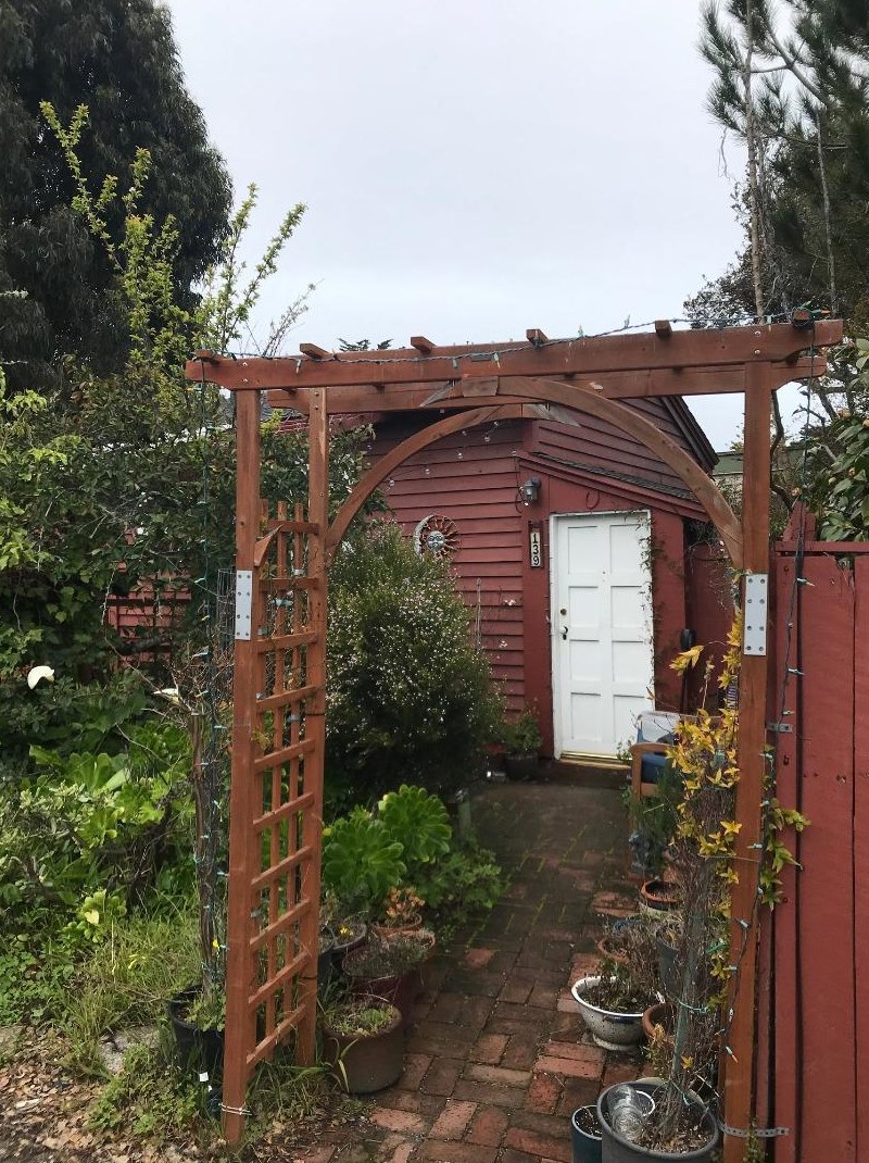 141 El Dorado St, Monterey, CA 93940-3117